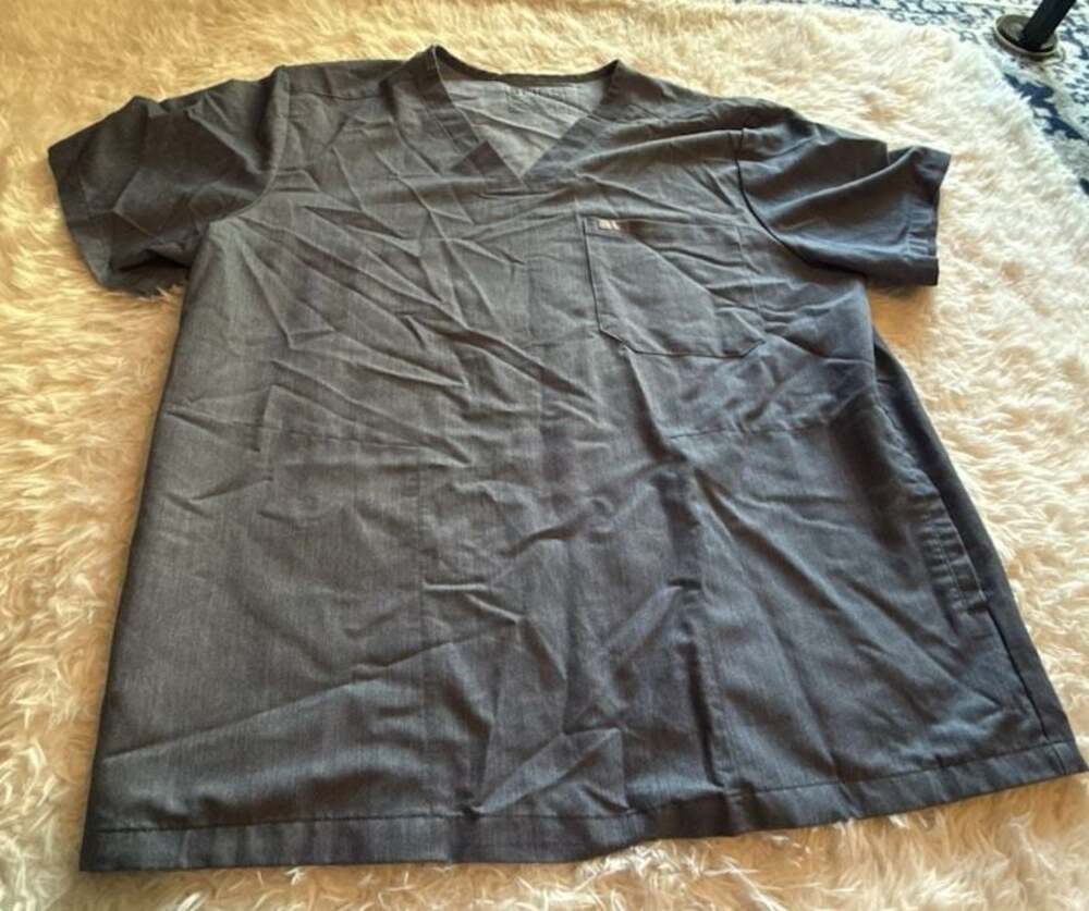 FIGS Technical Collection Casma Three-Pocket Scrub Top, Graphite, Size‎ XL
